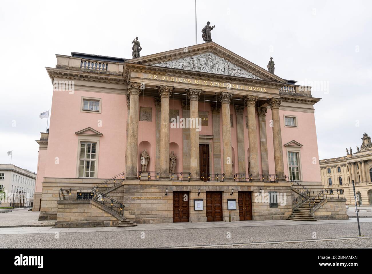 Lo storico Teatro dell'Opera di Stato, recentemente rinnovato, si trova sull'Unter den Linden a Berlino, in Germania Foto Stock