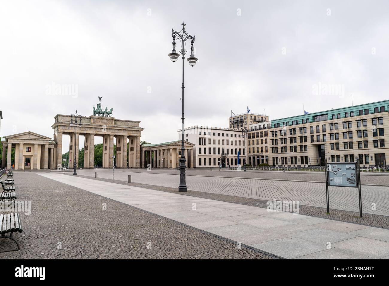 La storica porta di Brandeburgo è un punto di riferimento di Berlino, con lo spazio pubblico conosciuto come Pariser Platz di fronte, nel centro di Berlino, in Germania Foto Stock