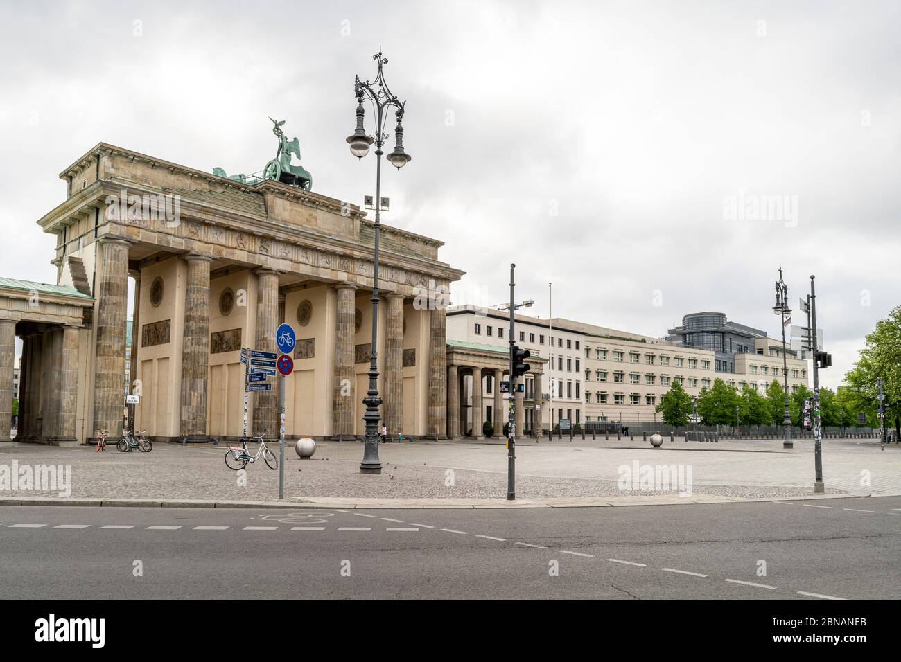 La storica porta di Brandeburgo è un punto di riferimento di Berlino, con lo spazio pubblico conosciuto come Platz des 18. März di fronte, a Berlino, Germania Foto Stock