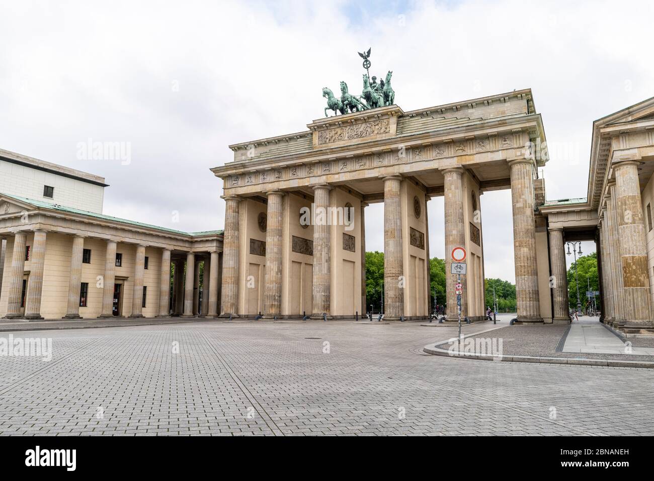 La storica porta di Brandeburgo è un punto di riferimento di Berlino, in Germania Foto Stock