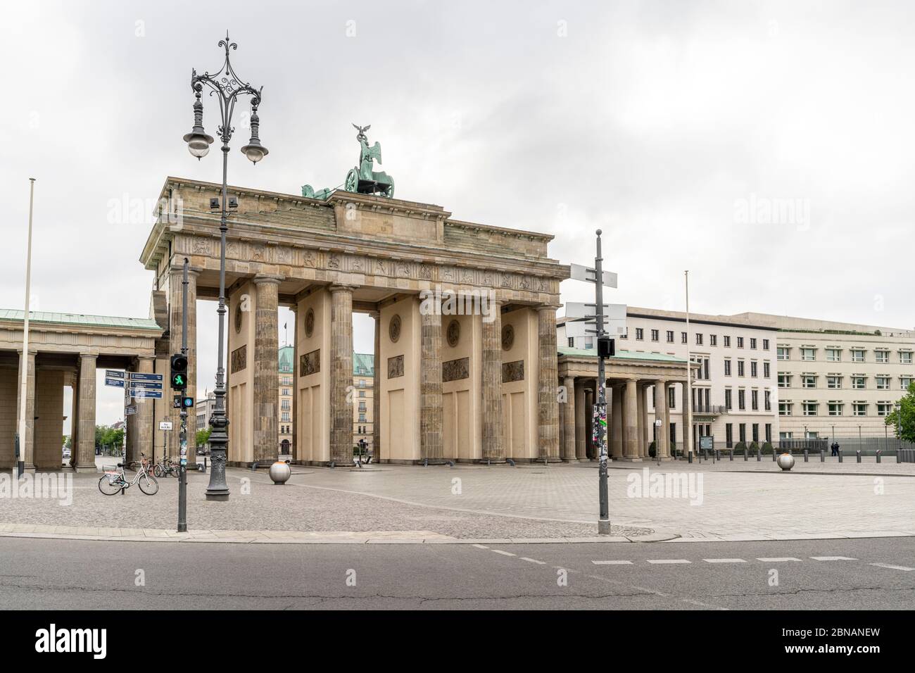 La storica porta di Brandeburgo è un punto di riferimento di Berlino, con lo spazio pubblico conosciuto come Platz des 18. März di fronte, a Berlino, Germania Foto Stock