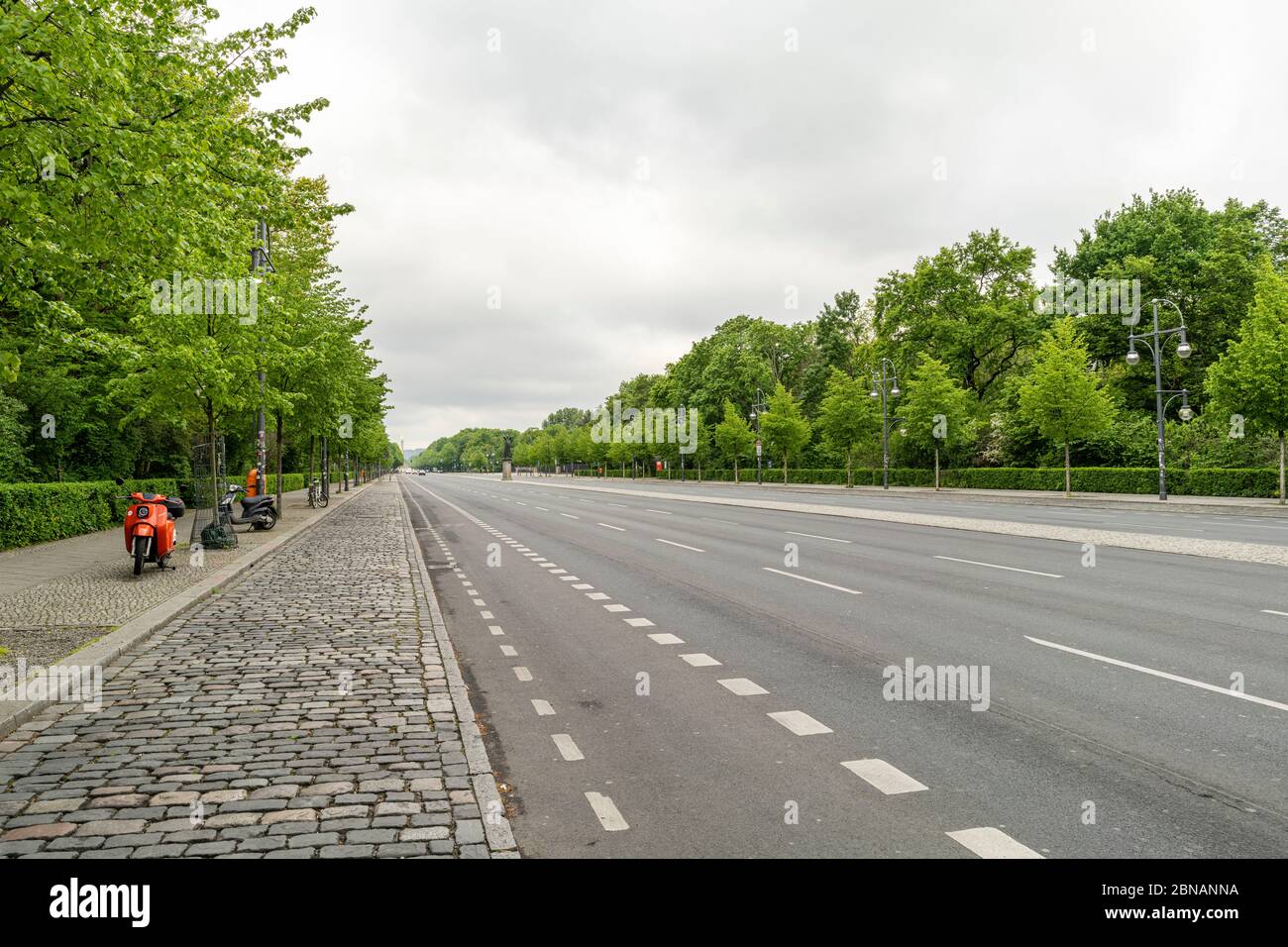 Guardando verso ovest lungo la strada principale conosciuta come Straße des 17. Juni (17 giugno Street in inglese) nel centro di Berlino, Germania Foto Stock