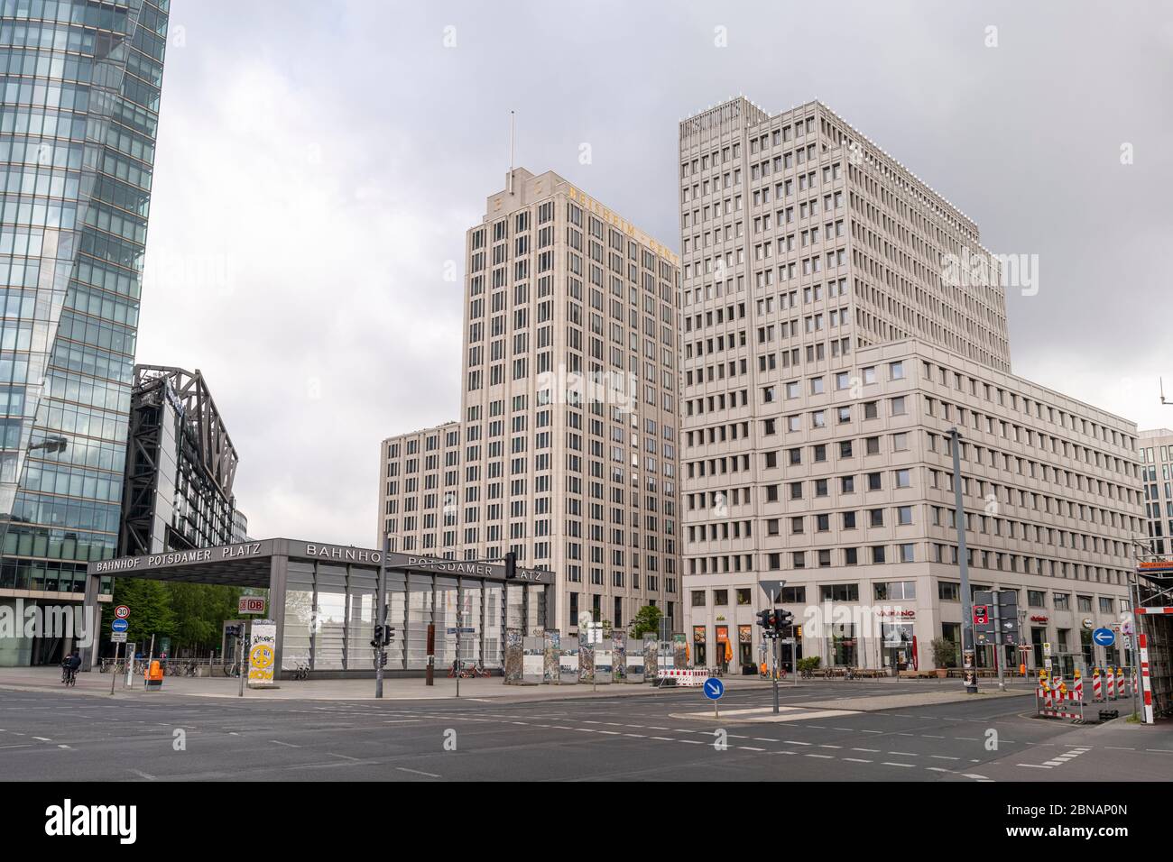Potsdamer Platz presenta l'architettura distintiva del Centro Beisheim, a Berlino, in Germania Foto Stock