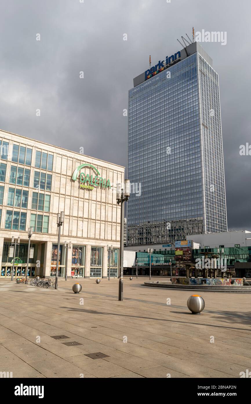 Un Alexanderplatz molto tranquillo, con i grandi magazzini Galeria Kaufhof e il Park Inn Hotel, a Berlino, Germania Foto Stock