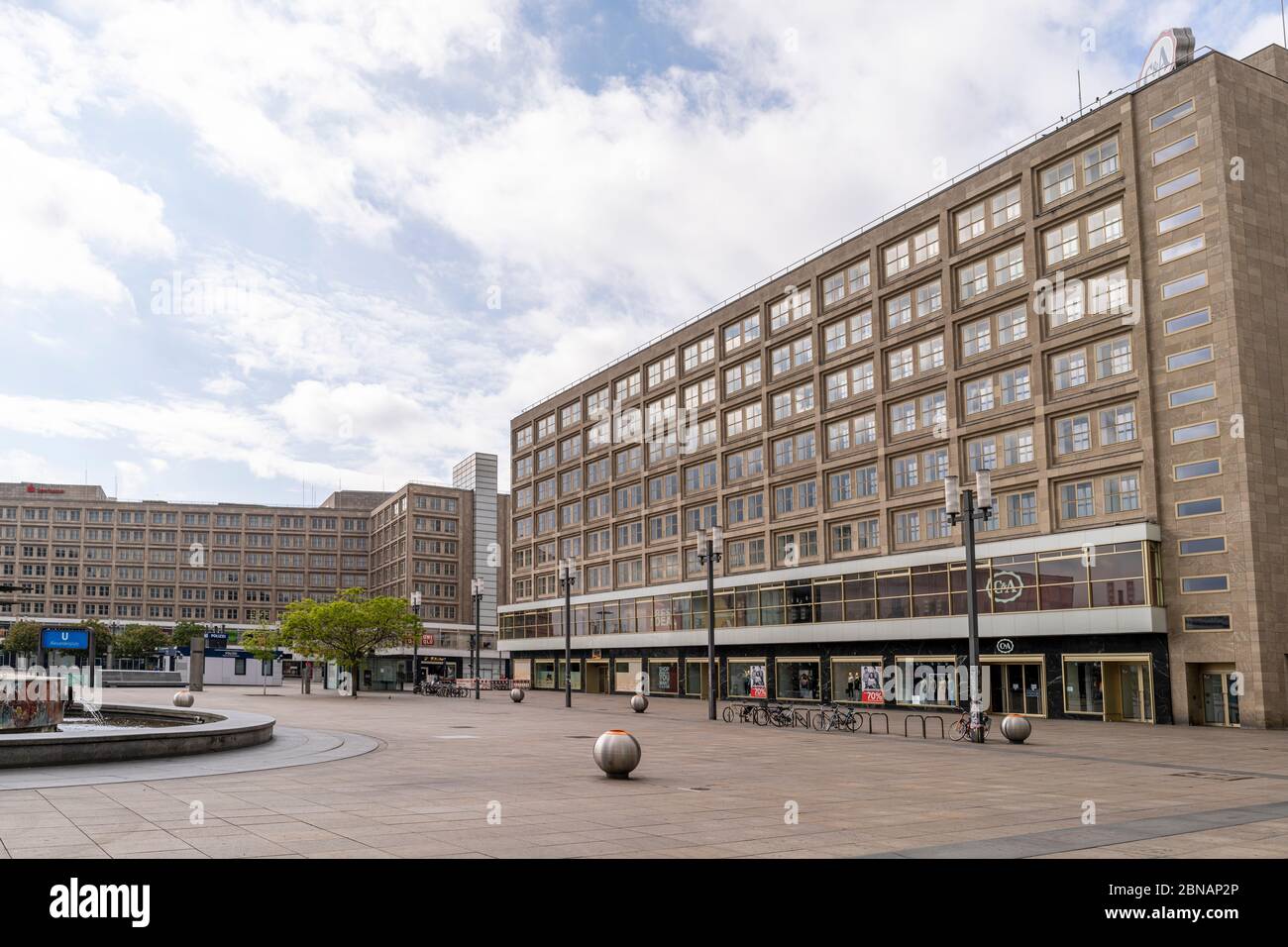 La caratteristica architettura comunista di un'Alexanderplatz molto tranquilla, a Berlino, in Germania Foto Stock