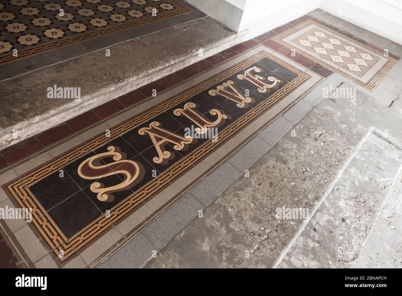 San Pietroburgo, Russia - 25 ottobre 2014: Pavimento a mosaico all'ingresso di un'antica casa vivente a San Pietroburgo. Il testo significa ciao in latino Foto Stock