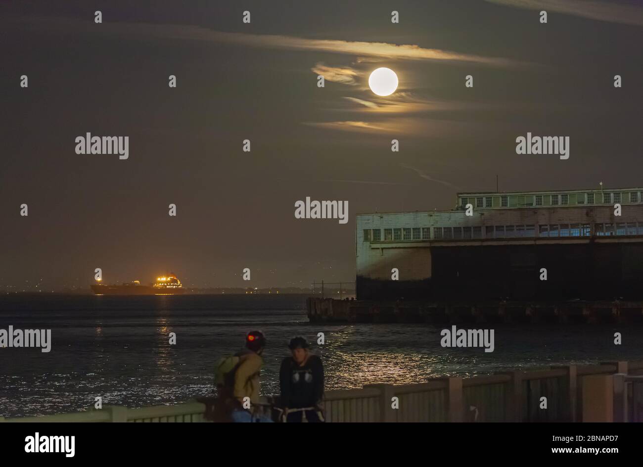 Fiore super luna sorge sulla Baia di San Francisco presso il lungomare di Embarcadero, California, Stati Uniti. Foto Stock
