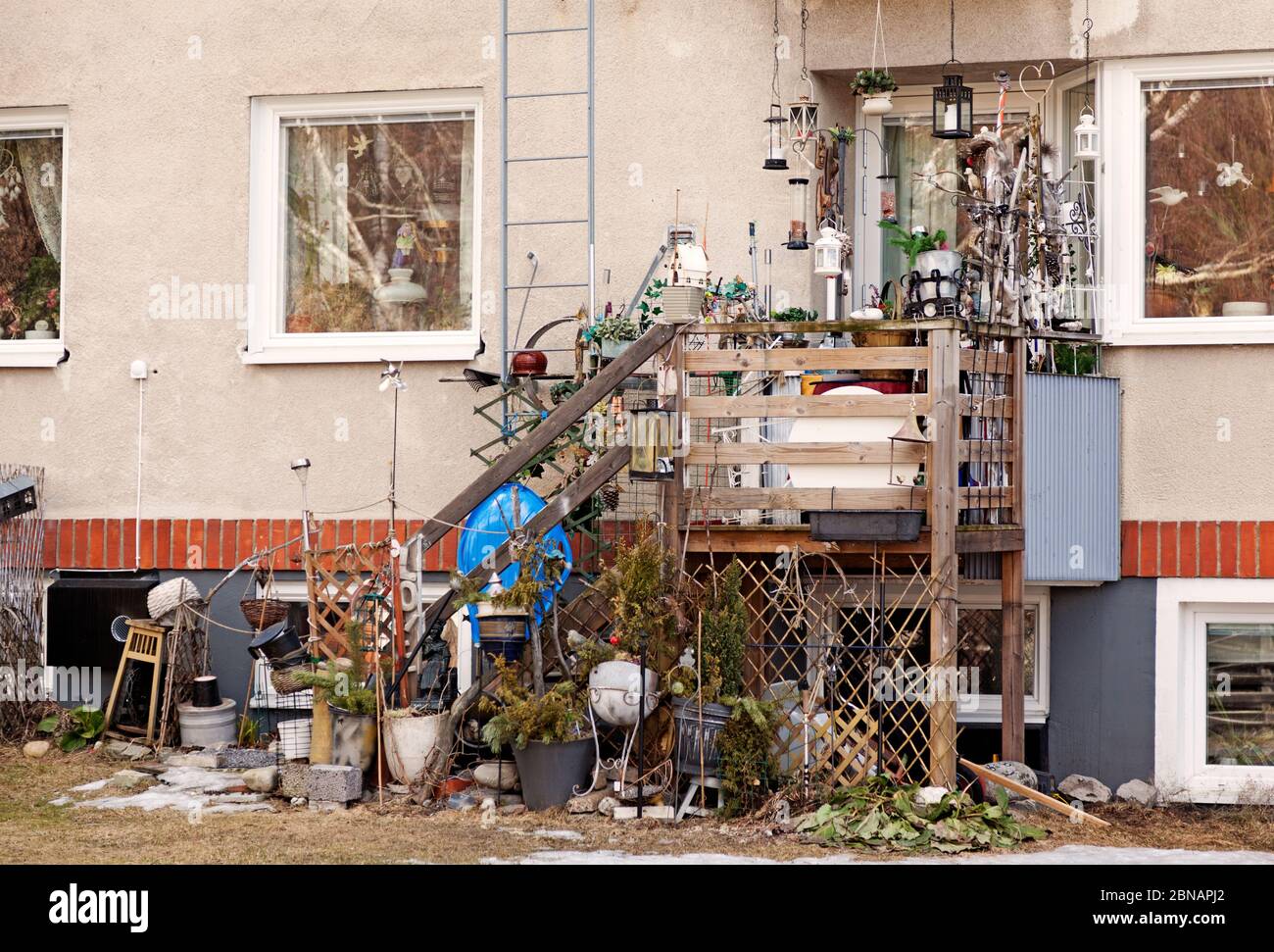 Umea, Norrland Svezia - 3 aprile 2020: Un balcone e patio a Haga con molte cose Foto Stock