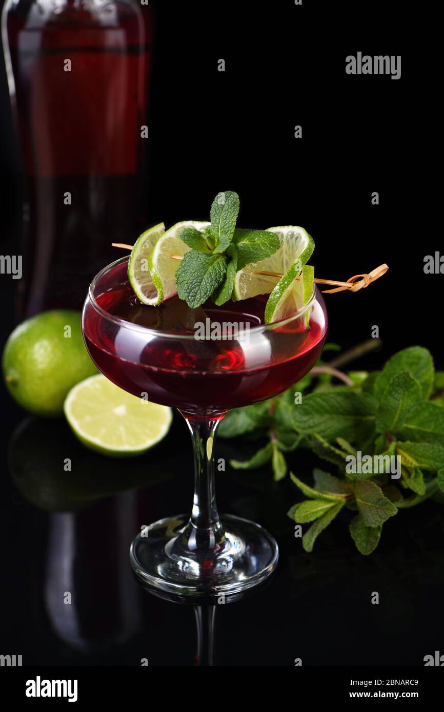 cocktail martini rosso con lime e menta. Drink - aperitivo a base di vermouth Foto Stock