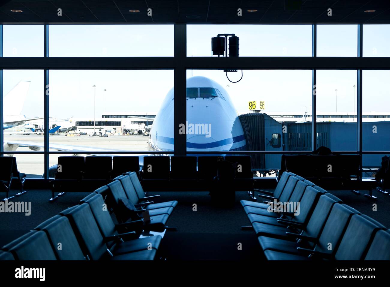 Airport Terminal, sala d'attesa. Tutti i marchi e i loghi rimosso. Tonica immagine. Foto Stock