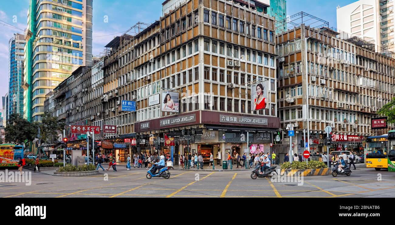 Traffico pomeridiano sulla Avenida do Infante Dom Henrique, una strada principale nella parte centrale di Macau, Cina. Foto Stock