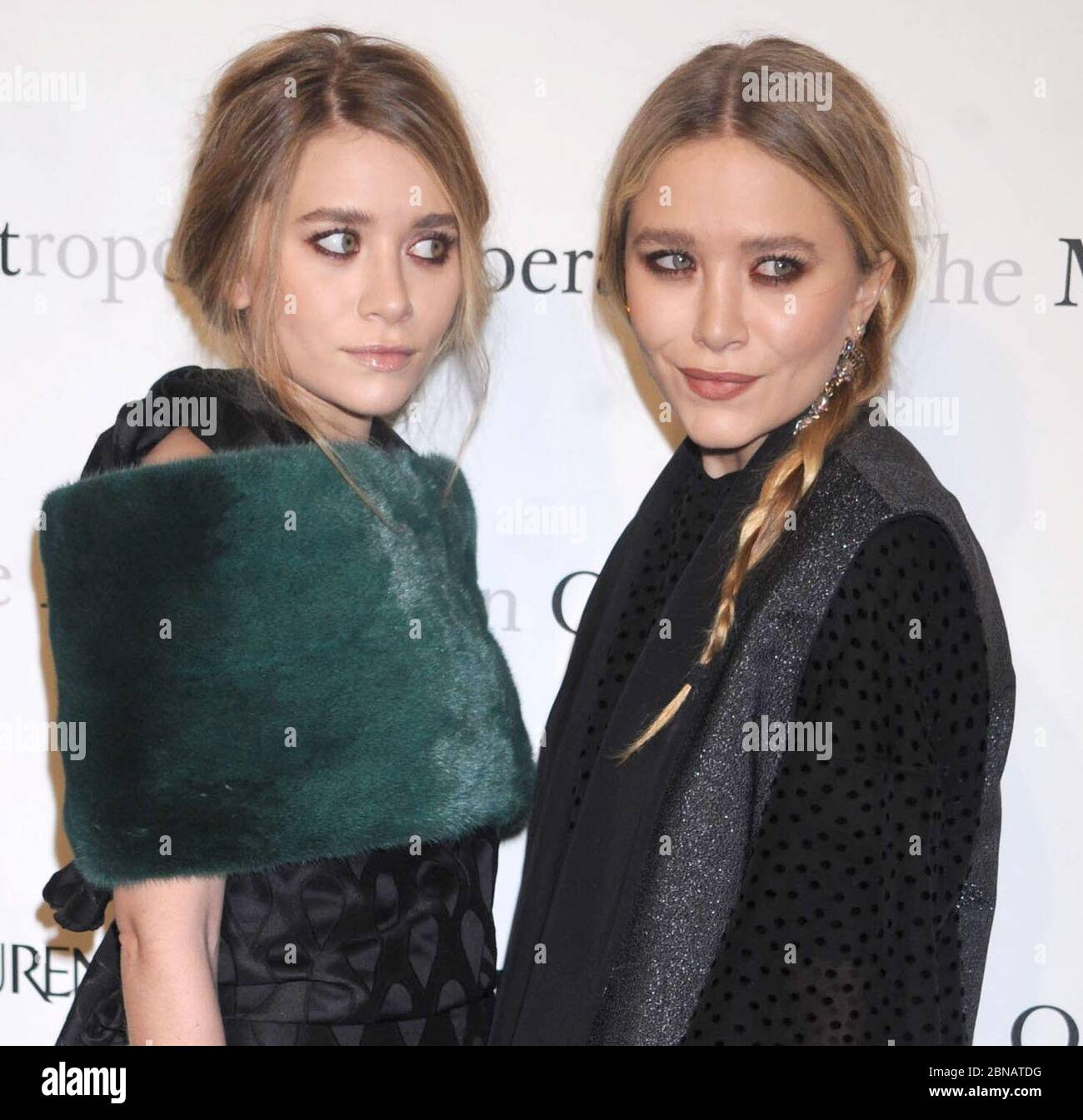 NEW YORK, NY - MARZO 24: Ashley Olsen Mary-Kate Olsen al Gala della prima di Rossini 'le Comte Ory' alla Metropolitan Opera House il 24 Marzo 2011 a New York City People: Ashley Olsen Mary-Kate Olsen Foto Stock