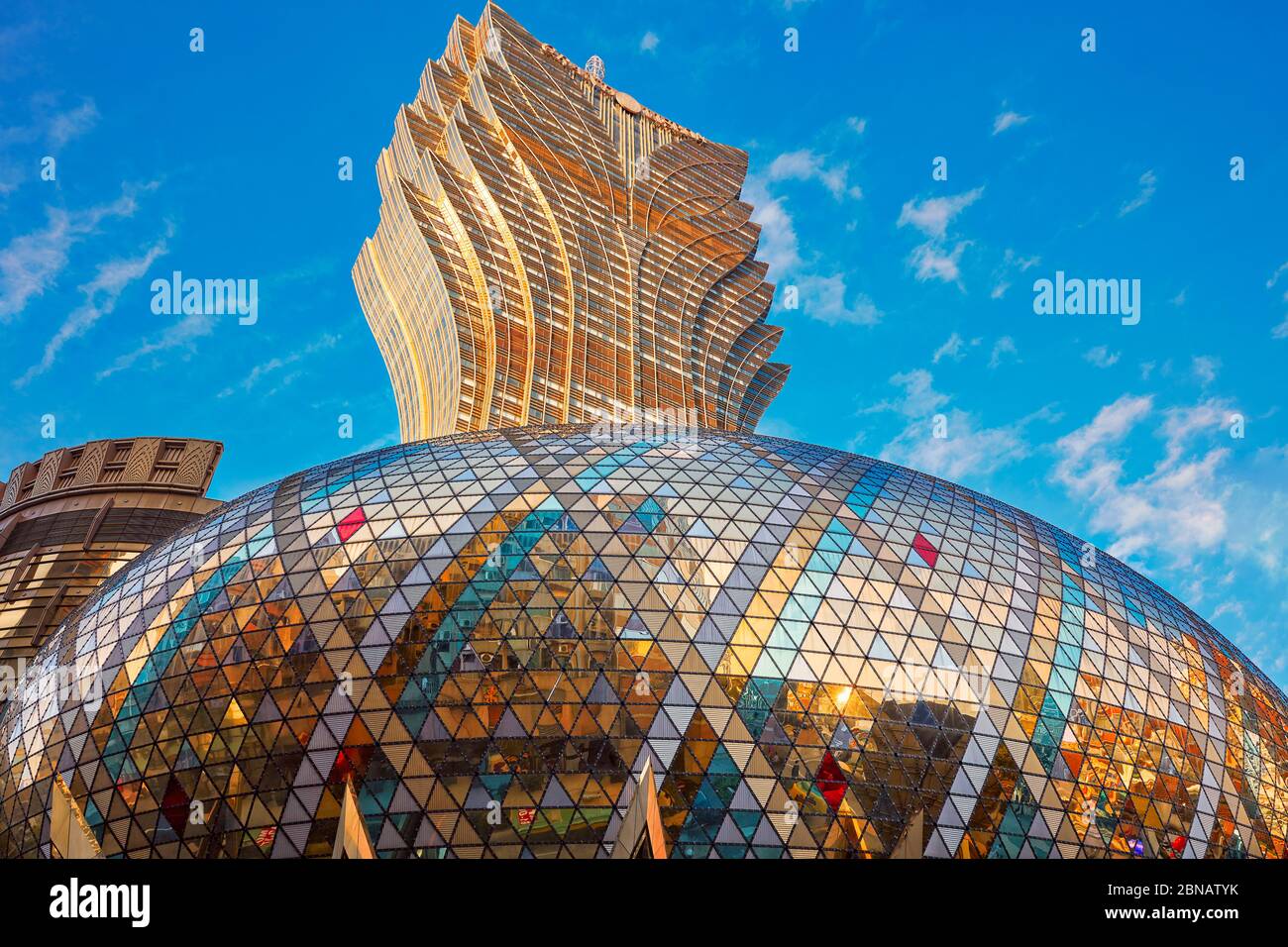 La cupola dorata e splendente dell'Hotel Grand Lisboa. Macao, Cina. Foto Stock