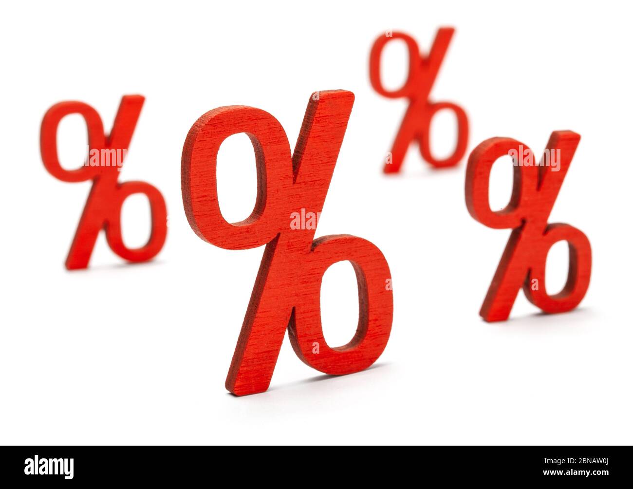 Il simbolo percentuale è rosso. Isolato su uno sfondo bianco. Foto Stock