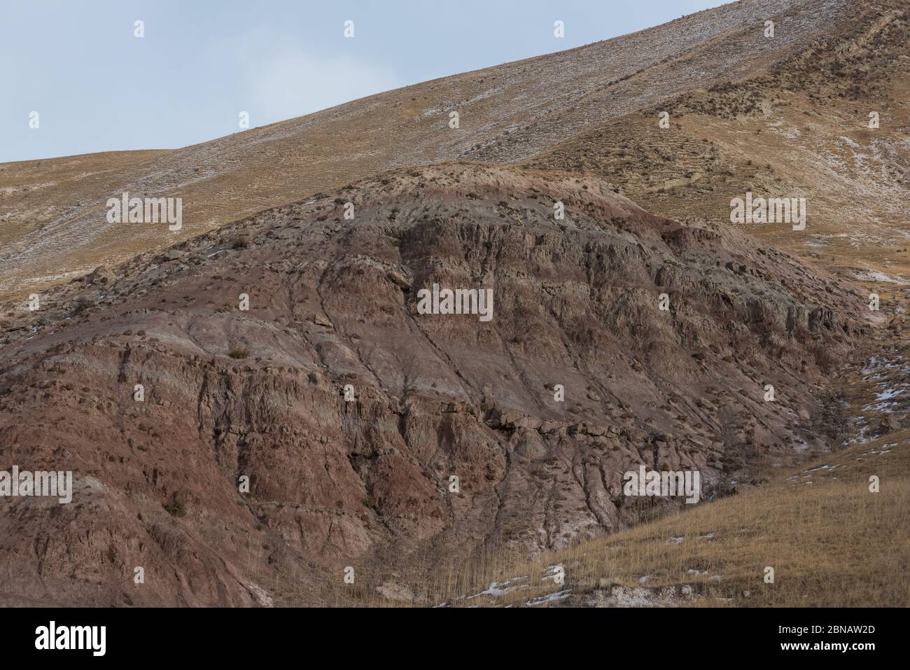 Montagne ariose sul paesaggio roccioso del deserto Foto Stock
