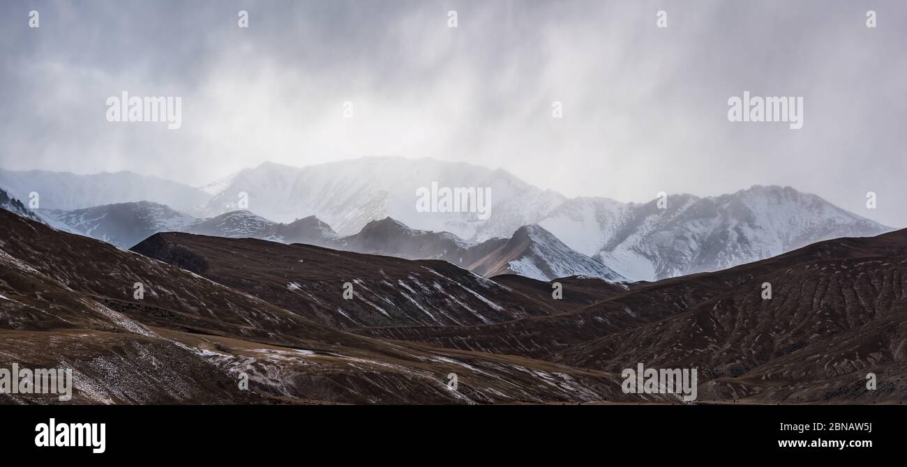 paesaggio con la montagna che è coperta di ghiaccio e muschio Foto Stock