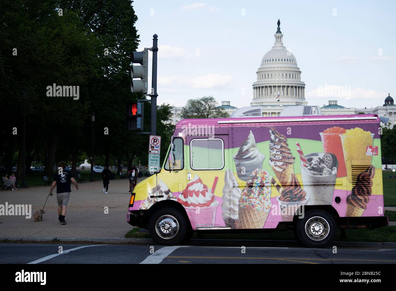 Washington, Stati Uniti. 13 maggio 2020. Il palazzo del Campidoglio degli Stati Uniti è stato visto a Washington, DC, Stati Uniti, 13 maggio 2020. Il sindaco di Washington, Muriel Bowser, ha annunciato mercoledì che la città sta estendendo il suo ordine di soggiorno a domicilio fino all'8 giugno. Credit: Liu Jie/Xinhua/Alamy Live News Foto Stock