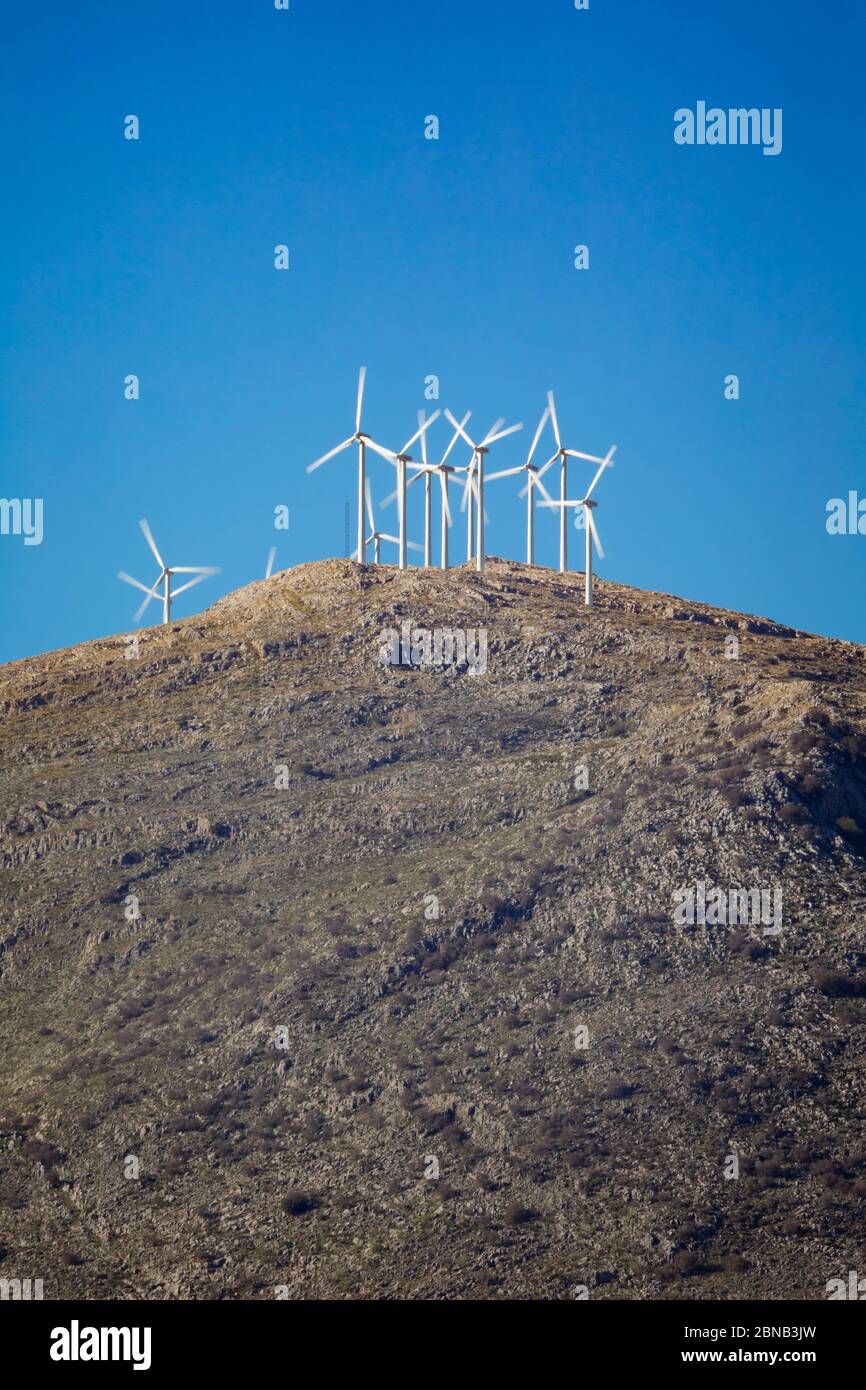 Mulini a vento che producono elettricità, vicino a Salar, provincia di Granada, Spagna. Foto Stock