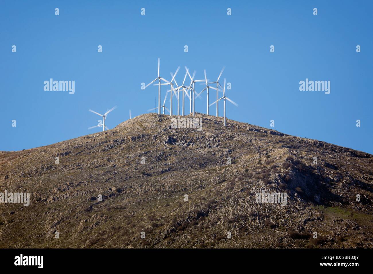 Mulini a vento che producono elettricità, vicino a Salar, provincia di Granada, Spagna. Foto Stock