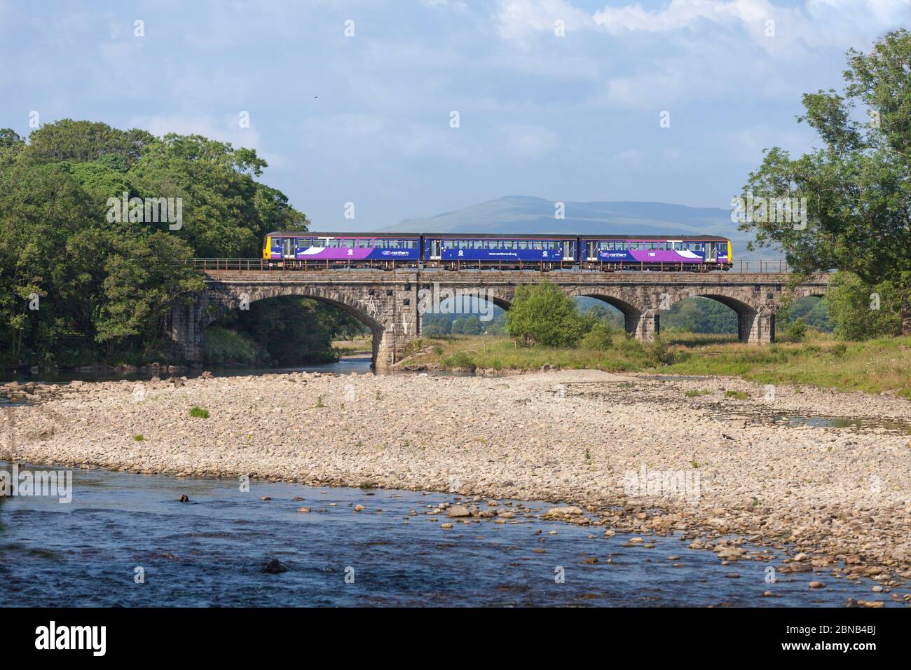 Un treno 144 per pacer di classe 144022 della ferrovia Nord di Arriva attraversa il viadotto dell'arco di lune ad Arkholme ad est di Carnforth Foto Stock