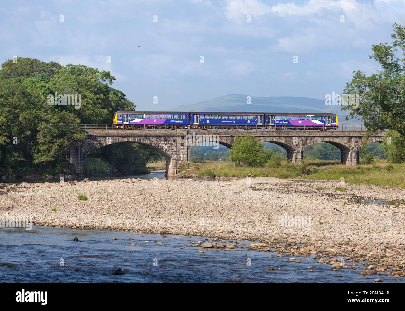 Un treno 144 per pacer di classe 144022 della ferrovia Nord di Arriva attraversa il viadotto dell'arco di lune ad Arkholme ad est di Carnforth Foto Stock