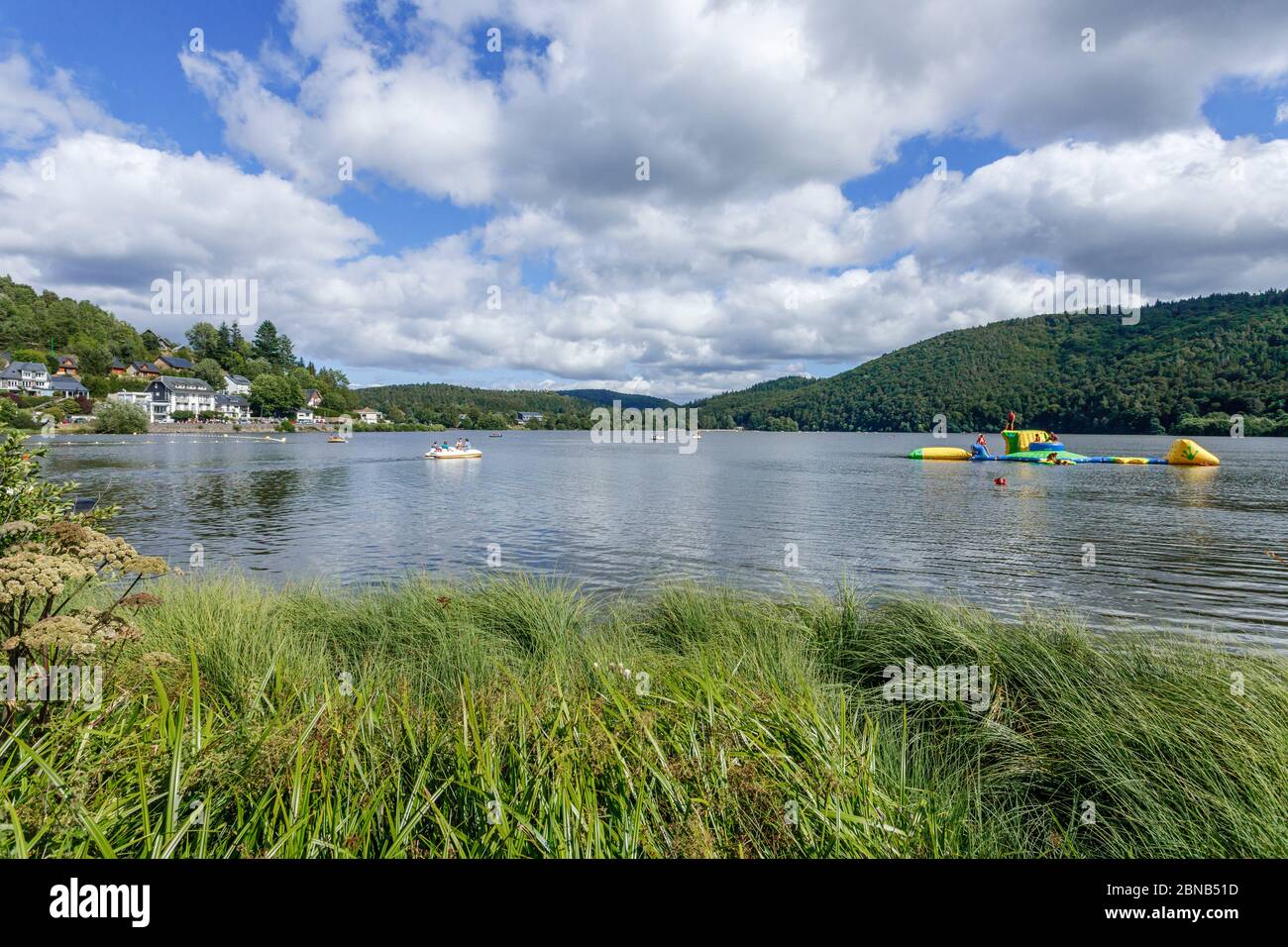 Francia, Puy de Dome, Parco Naturale Regionale Volcans d’Auvergne, Chambon sur Lac, Lago Chambon, atmosfera estiva // Francia, Puy-de-Dôme (63), Parc natu Foto Stock