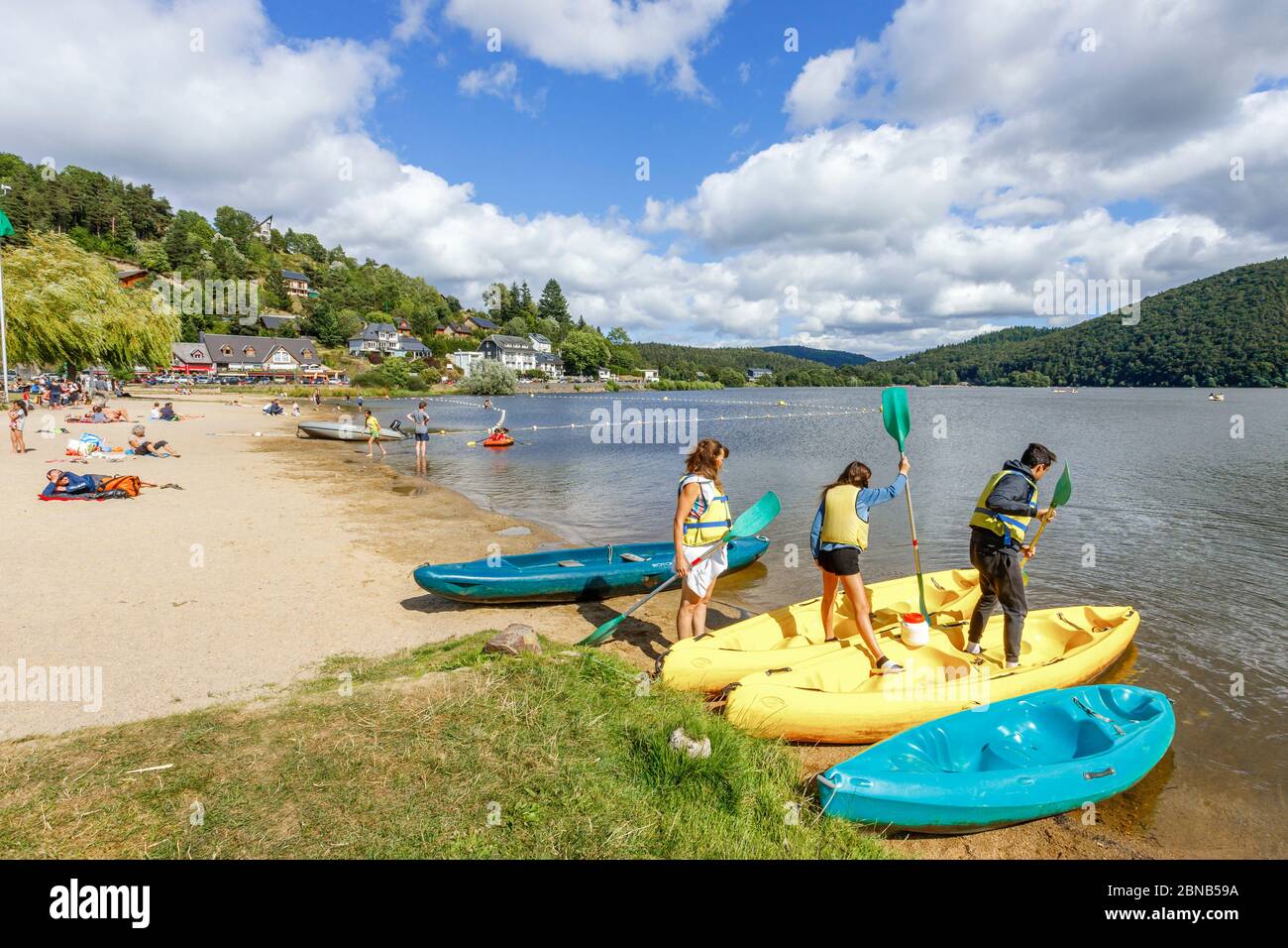 Francia, Puy de Dome, Parco Naturale Regionale Volcans d’Auvergne, Chambon sur Lac, Lago Chambon, base nautica con canoa e kayak // Francia, Puy-de-Dôm Foto Stock