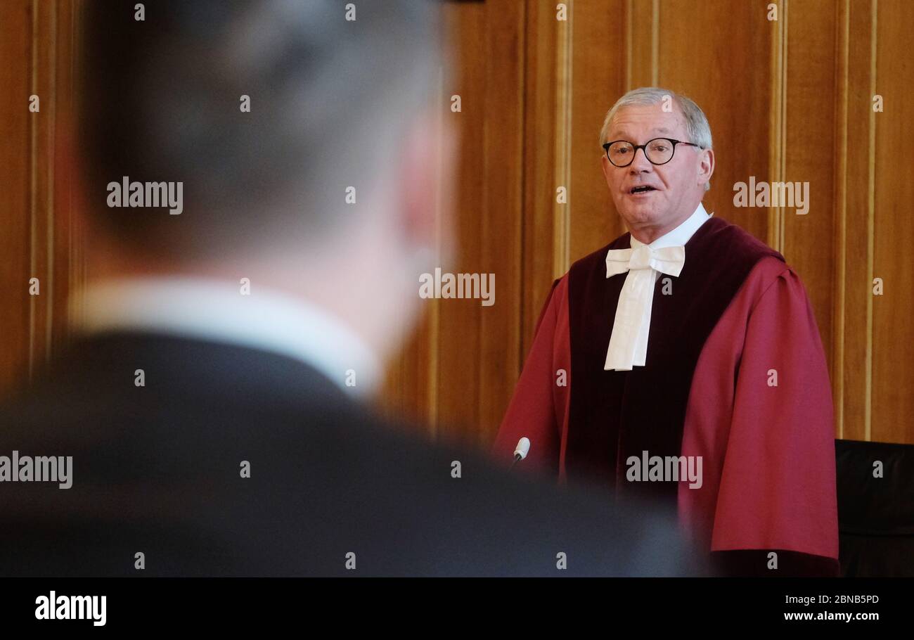 Lipsia, Germania. 14 maggio 2020. Ulf Domgörgen (r), presidente del Tribunale amministrativo federale, apre una sessione. L'argomento dell'audizione è il tatuaggio previsto sull'avambraccio di un agente di polizia bavarese, che la sede di polizia della Franconia centrale ha proibito. Due tribunali hanno finora confermato questo divieto, ora il Tribunale amministrativo federale lo sta occupando. Credit: dpa/dpa-Zentralbild/dpa/Alamy Live News Foto Stock