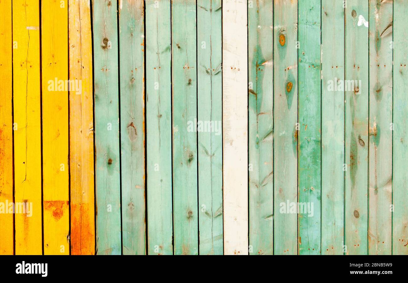 recinzione in legno di colore blu verdastro e arancio. Può essere utilizzato come sfondo Foto Stock
