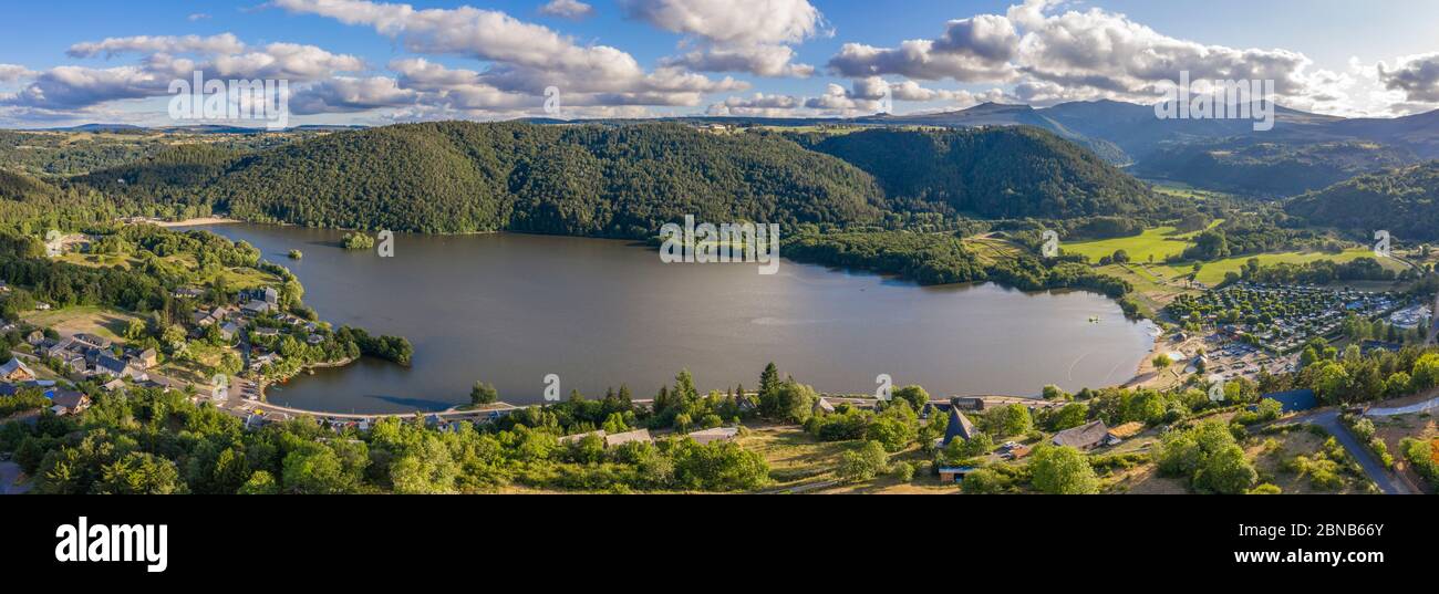 Francia, Puy de Dome, Parco Naturale Regionale Volcans d’Auvergne, Chambon sur Lac, Lago Chambon (vista aerea) // Francia, Puy-de-Dôme (63), Parc naturel r Foto Stock