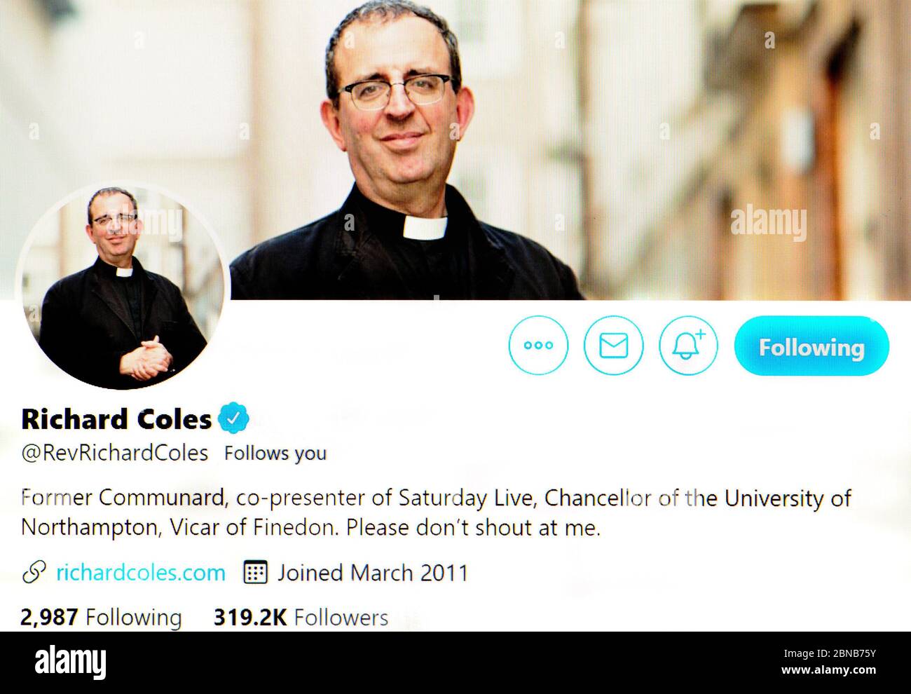 Twitter page (maggio 2020) Don Richard Coles - vicario, personalità mediatica ed ex musicista Foto Stock