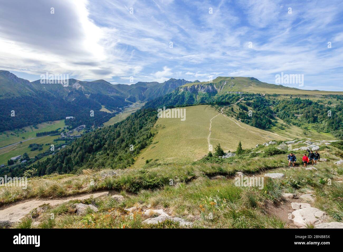 Francia, Puy de Dome, Parco Naturale Regionale Volcans d’Auvergne, Mont Dore, escursionisti sul sentiero per la cima di le Capucin e il Puy de Sancy nel Foto Stock