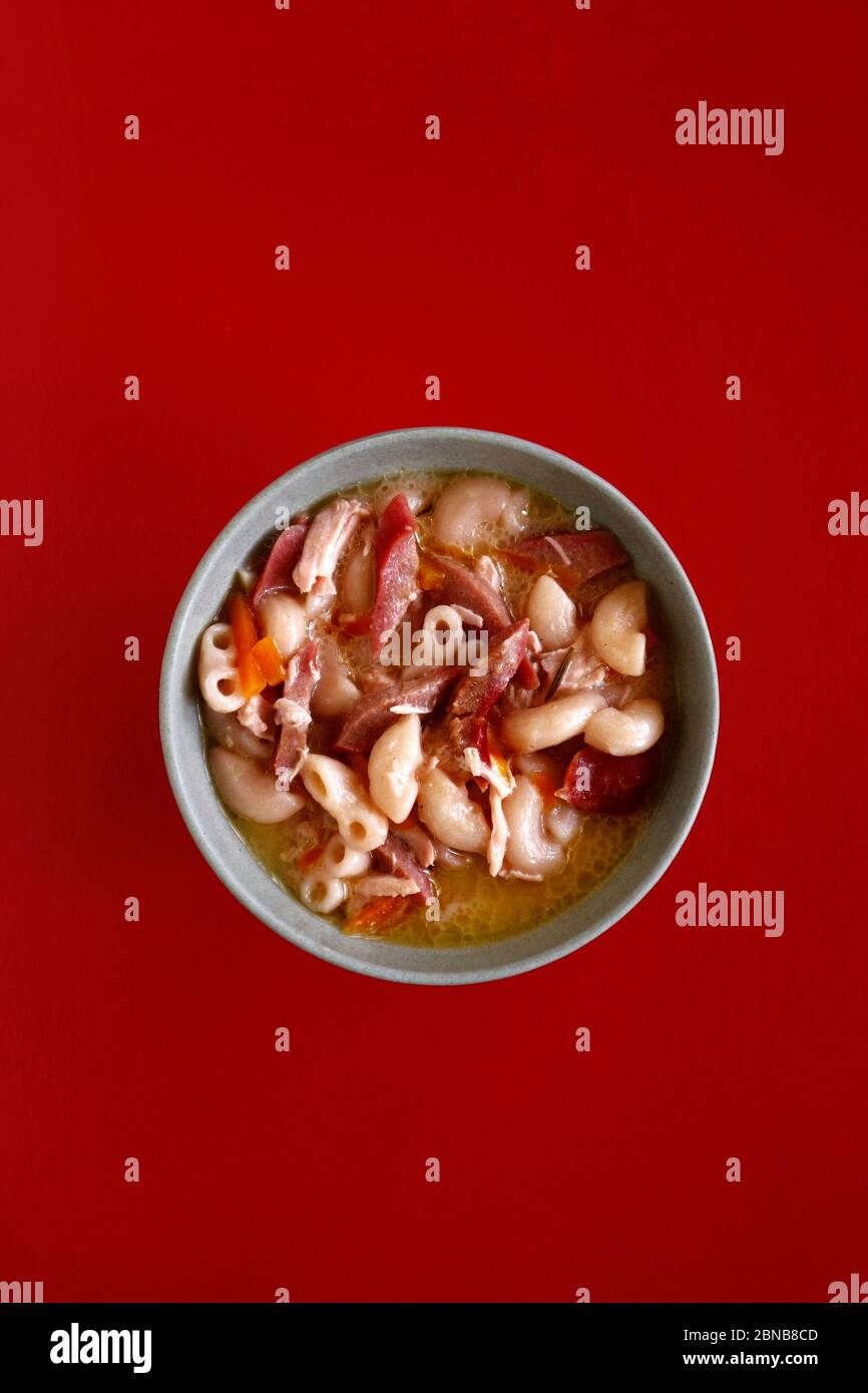 Foto della zuppa di maccheroni appena cotta in una ciotola chiamata Sopas in Filippino Foto Stock