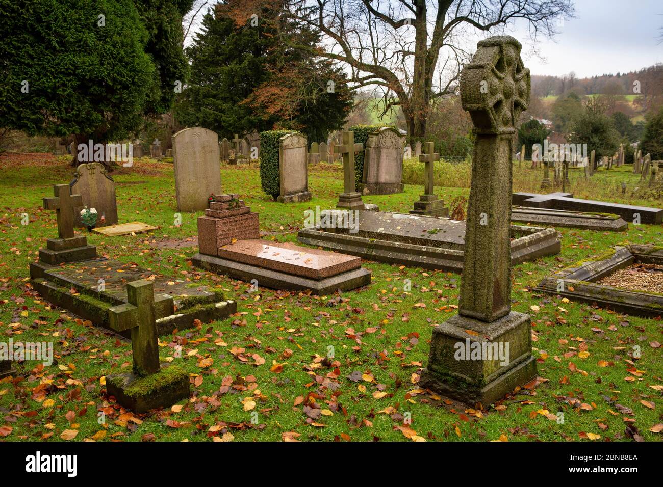 Regno Unito, Inghilterra, Derbyshire, Edensor, Churchyard di St Peter, famiglia Cavendish di Chatsworth House Graves Foto Stock
