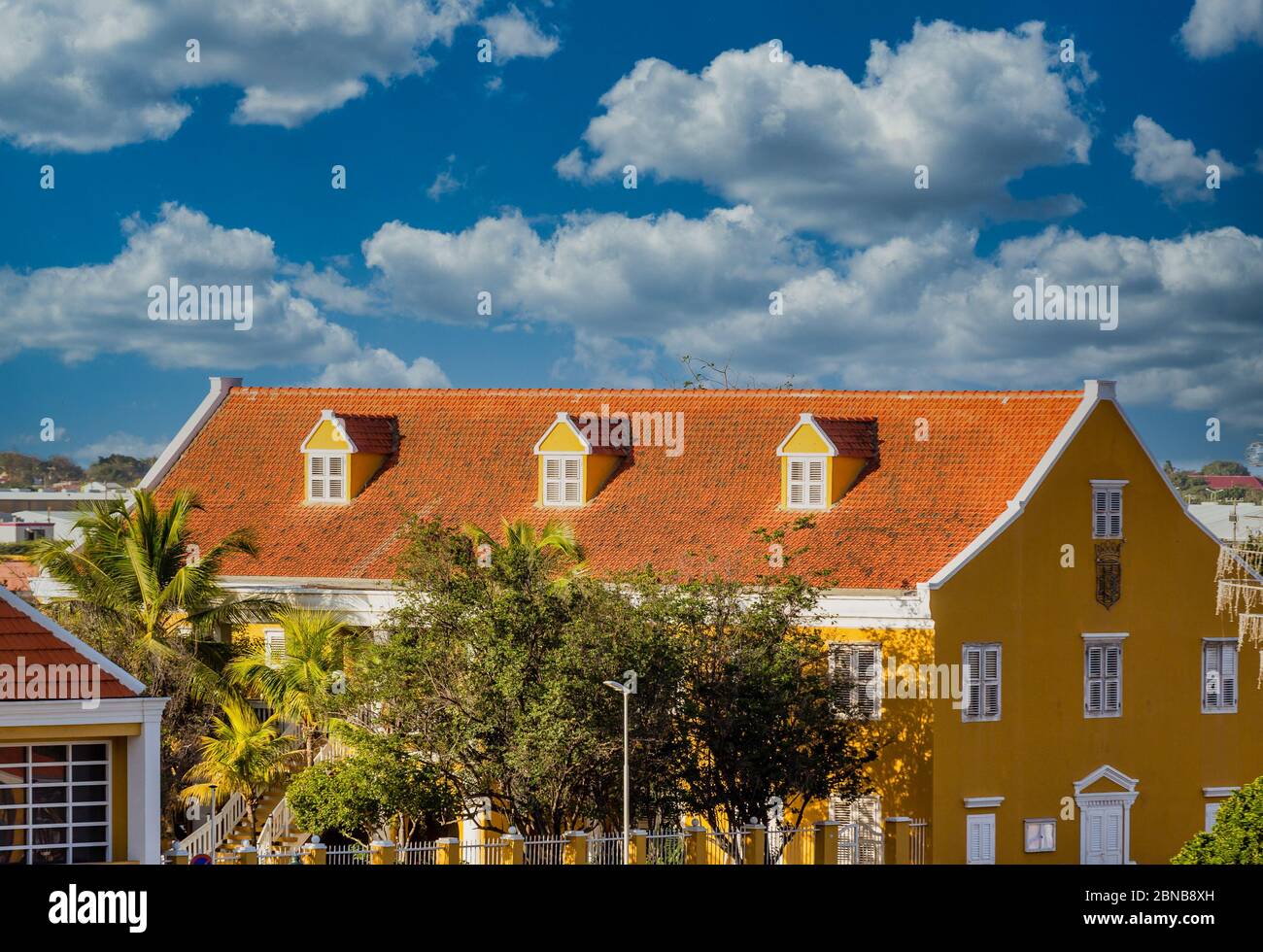Tetto di piastrelle sul Bonaire Government Building Foto Stock