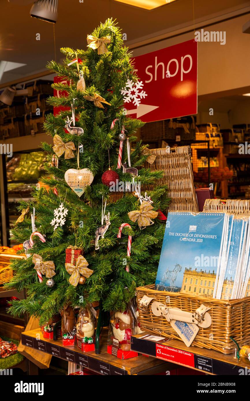 Regno Unito, Inghilterra, Derbyshire, Pilsley, Chatsworth Estate Farm Shop, albero di Natale e calendari in vendita Foto Stock