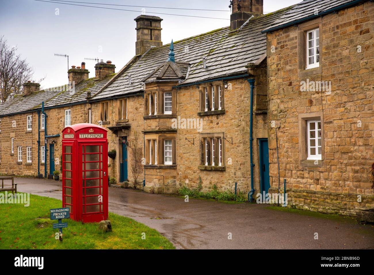 Regno Unito, Inghilterra, Derbyshire, Pilsley, vecchia scatola telefonica K6 fuori Chatsworth Estate villaggio case in pietra Foto Stock