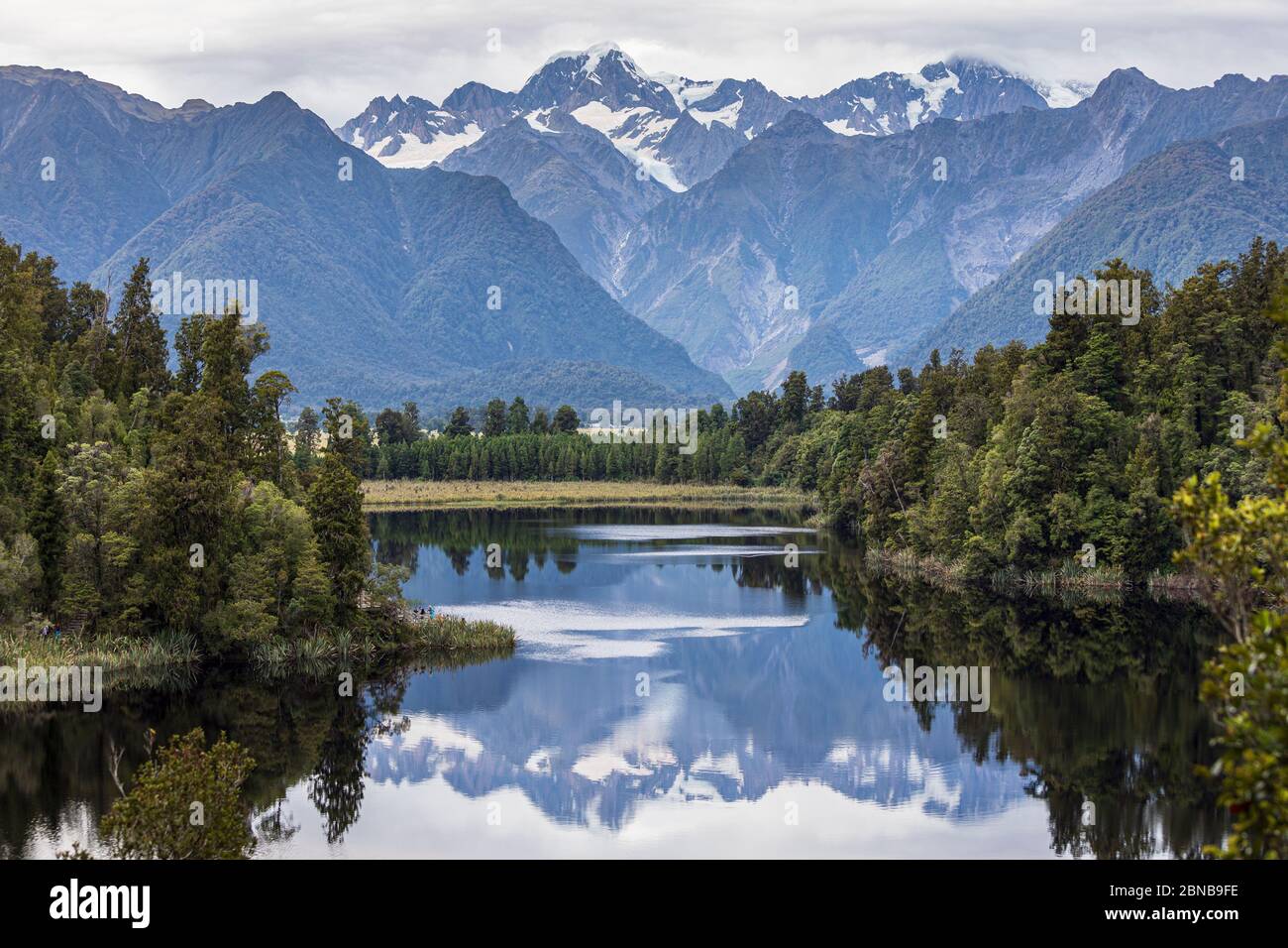 La 'Vista delle vedute' - Lago Matheson guardando verso il Monte Tasman e il Monte Cook, il Ghiacciaio Fox, l'Isola del Sud, Nuova Zelanda Foto Stock