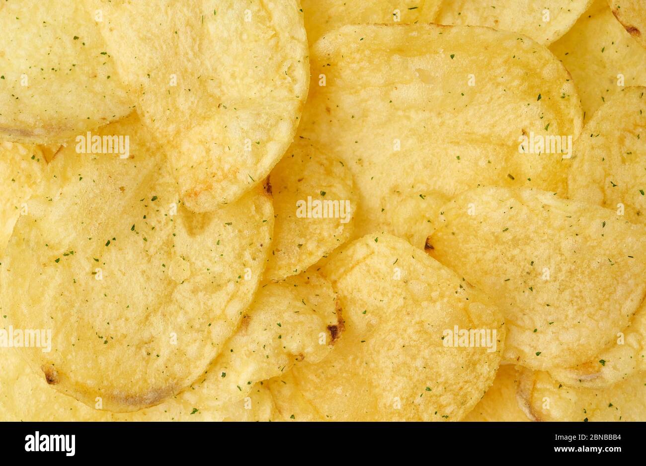 mucchio di patatine fritte gialle rotonde con aneto, cibo con spezie, vista  dall'alto Foto stock - Alamy