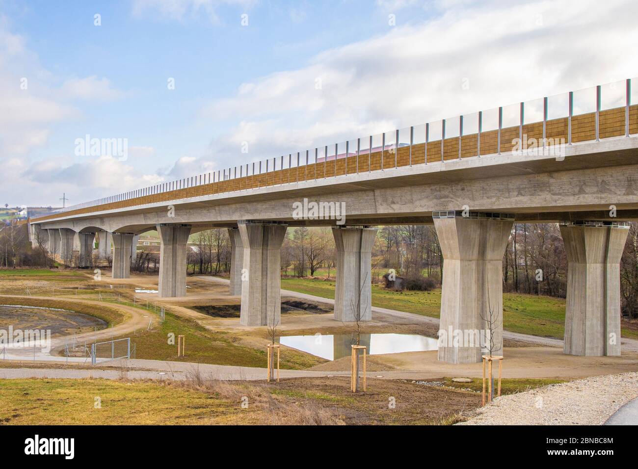 A 94, ponte autostradale sulla zona di Flora-Fauna-Habitat, Germania, Baviera, Isental, Dorfen Foto Stock