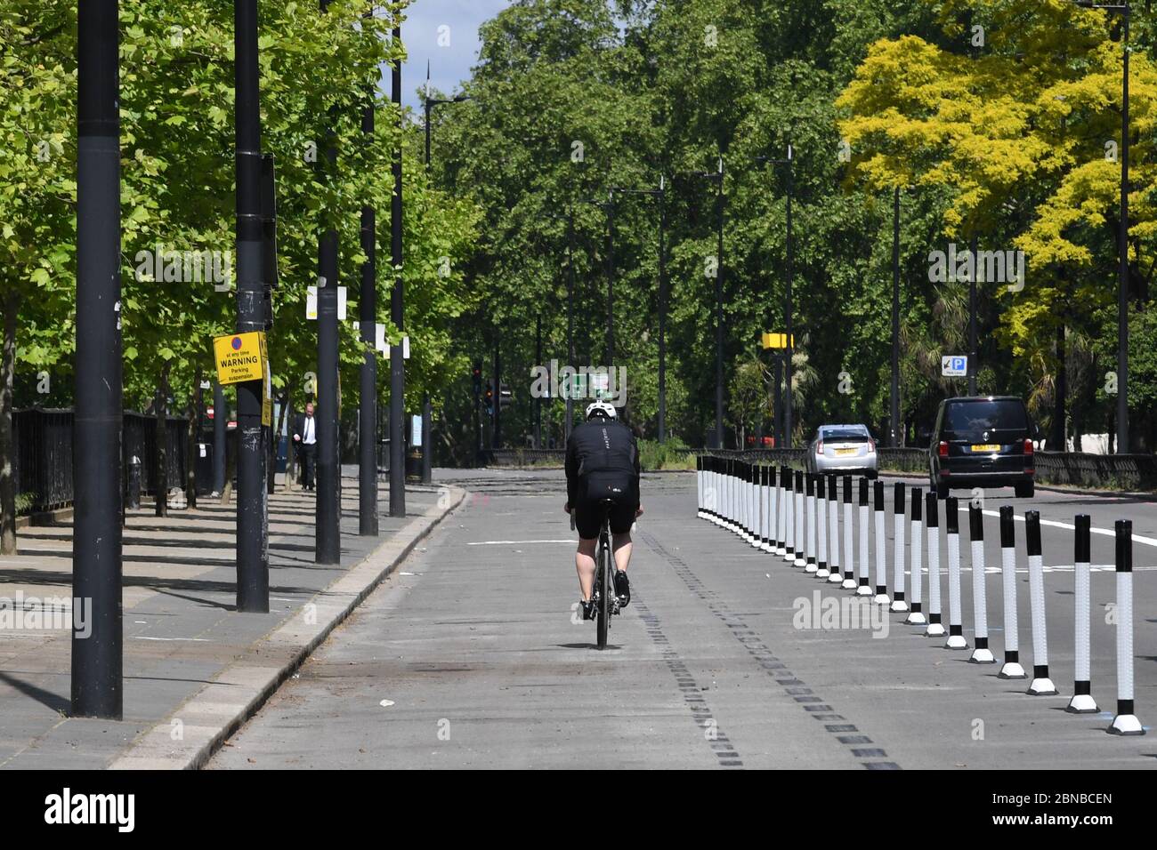 Un ciclista utilizza una corsia di scorrimento a comparsa a Park Lane, Londra. Sono stati aggiunti dei bollard alla strada per creare una separazione tra ciclisti e altri utenti della strada come parte del programma London Streetspace del sindaco Sadiq Khan. Foto Stock