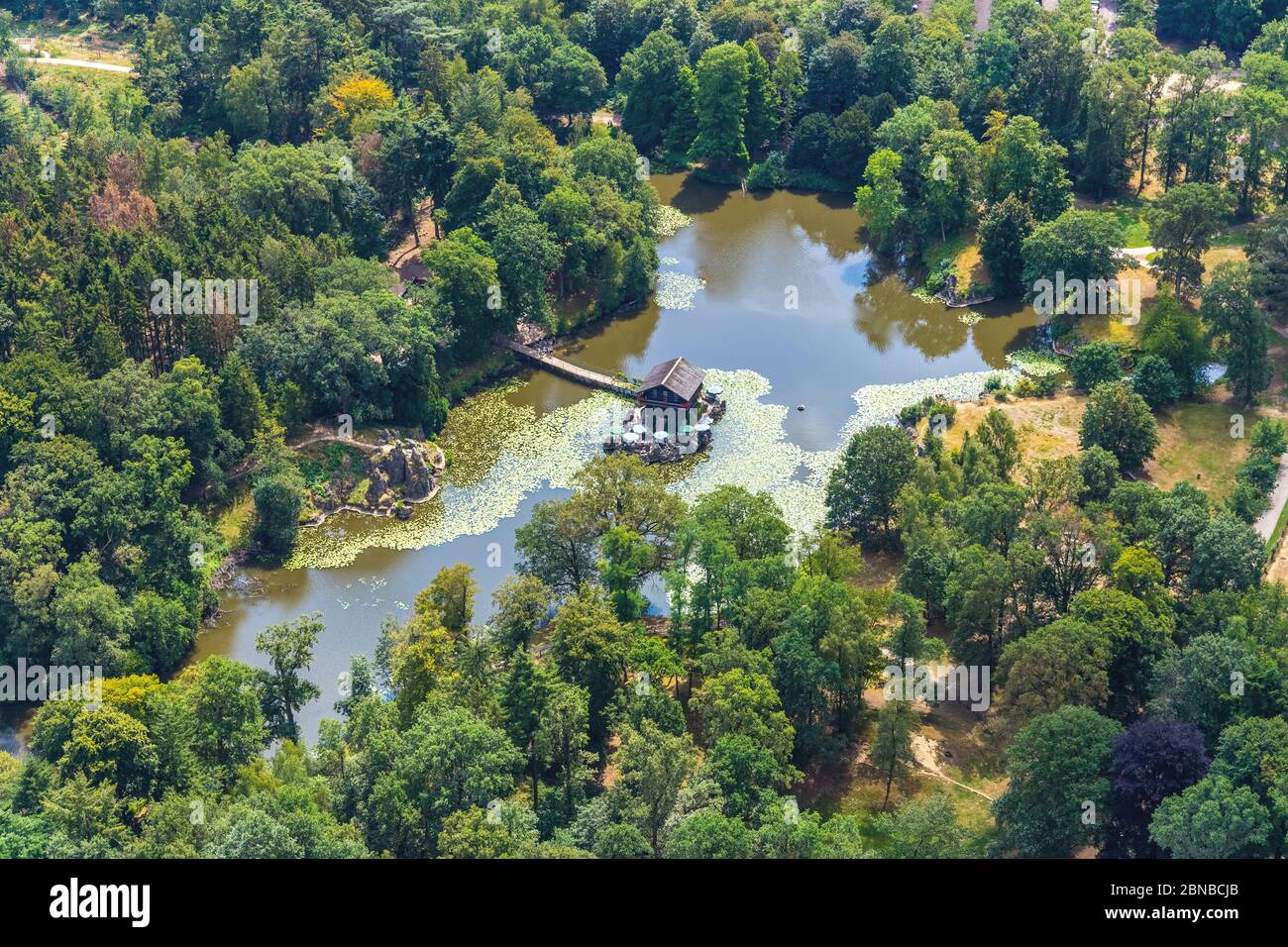 Ristorante Schweizer Haeuschen nel mezzo del lago, Biotopwildpark Anholter Schweiz, 01.08.2019, vista aerea, Germania, Nord Reno-Westfalia, basso Reno, Isselburg Foto Stock