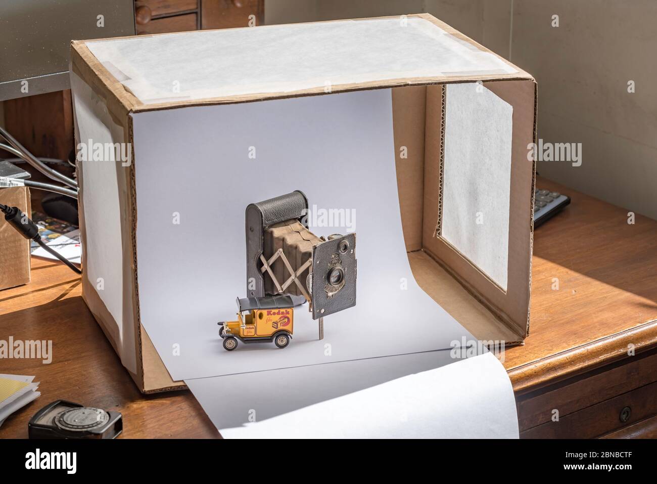 Una macchina fotografica automatica di Kodak di tasca del Vest (1915-26) usando la pellicola di 127 formato e un furgone vintage di consegna di Kodak piccolo modello in un mini studio fatto a casa Foto Stock