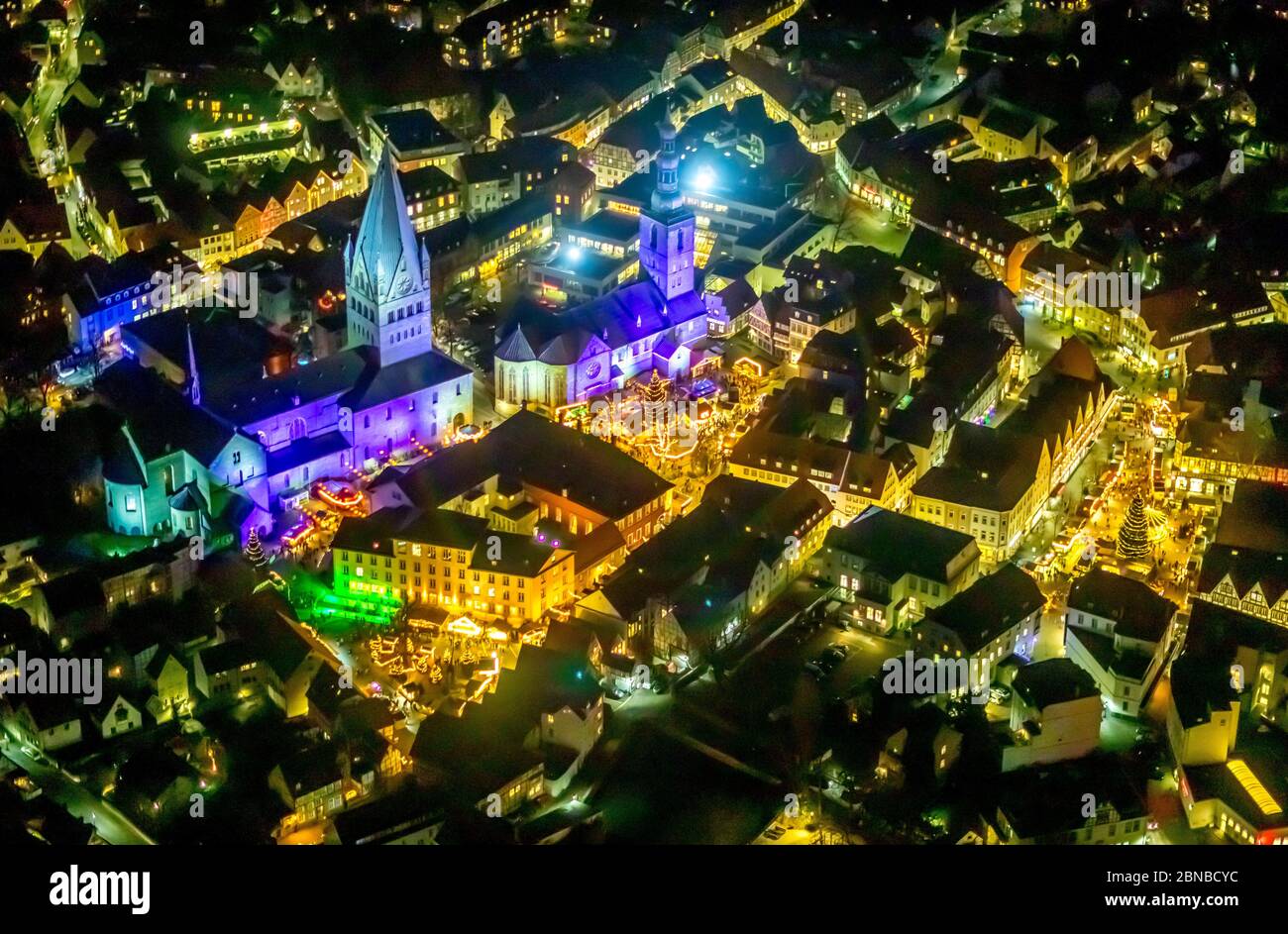 Mercatino di natale a Soest con colorati chuches illuminati San Patrokli Dom e San Petri (Alde Kerke), 17.12.2019, Luftbild, Germania, Nord Reno-Westfalia, Soest Foto Stock