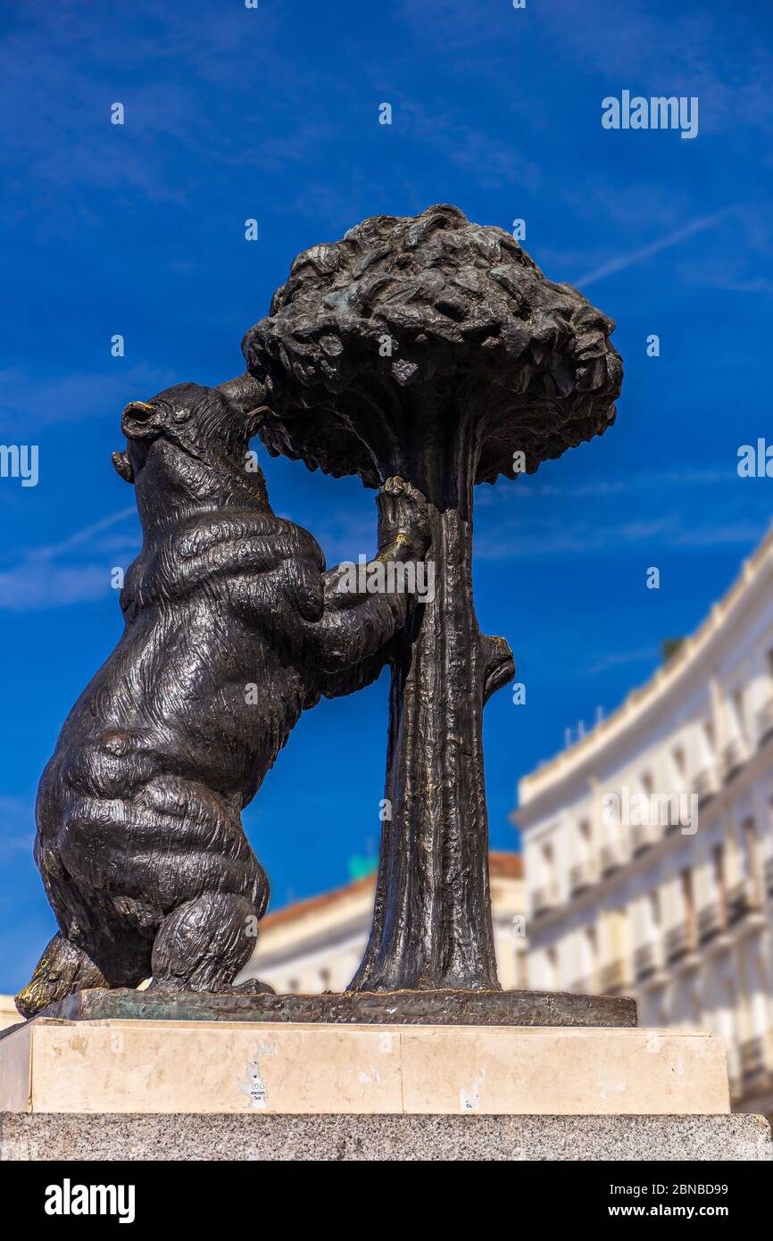 Simbolo di Madrid: Statua dell'orso con la fragola alla Puerta del Sol a Madrid, Spagna Foto Stock