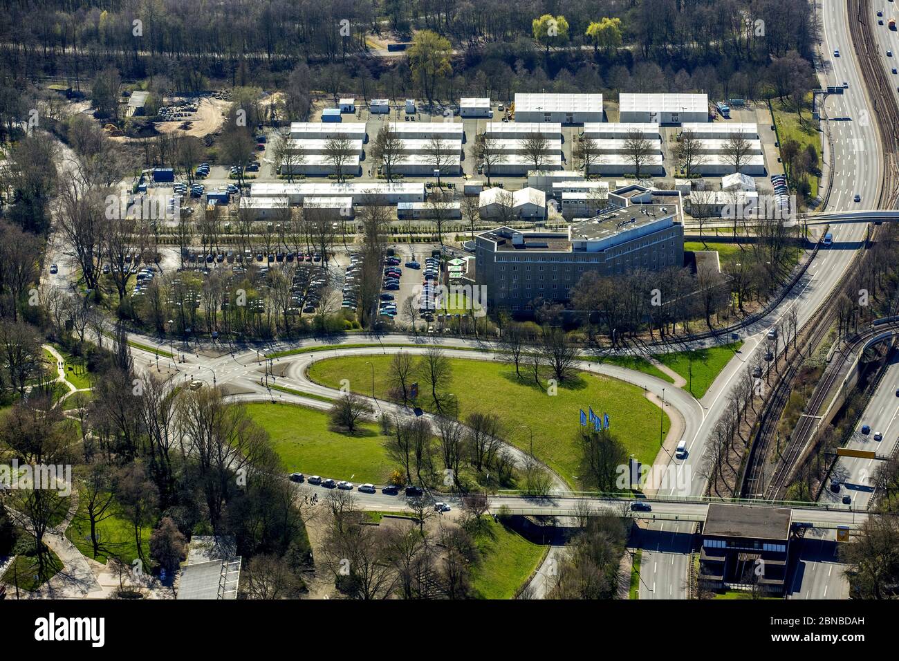 Casa dei rifugiati e alloggio in tenda di asilo come alloggio temporaneo nel viale Ruhr sul parcheggio Buschmuehle a Dortmund, 28.03.2017, vista aerea, Germania, Nord Reno-Westfalia, Ruhr Area, Dortmund Foto Stock