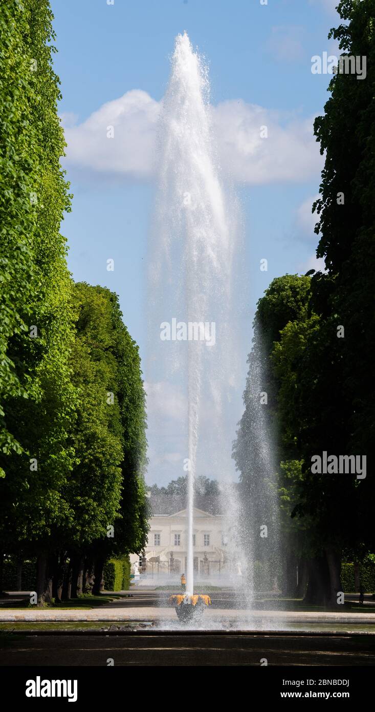 14 maggio 2020, bassa Sassonia, Hannover: La Grande Fontana nei Giardini di Herrenhäuser. 300 anni fa, nel 1720, la fontana nei giardini di Herrenhausen ha sparato acqua nel cielo per la prima volta - fino all'altezza record di 36 metri. Oggi, la fontana può raggiungere anche 72 metri quando non c'è vento. Foto: Julian Stratenschulte/dpa Foto Stock