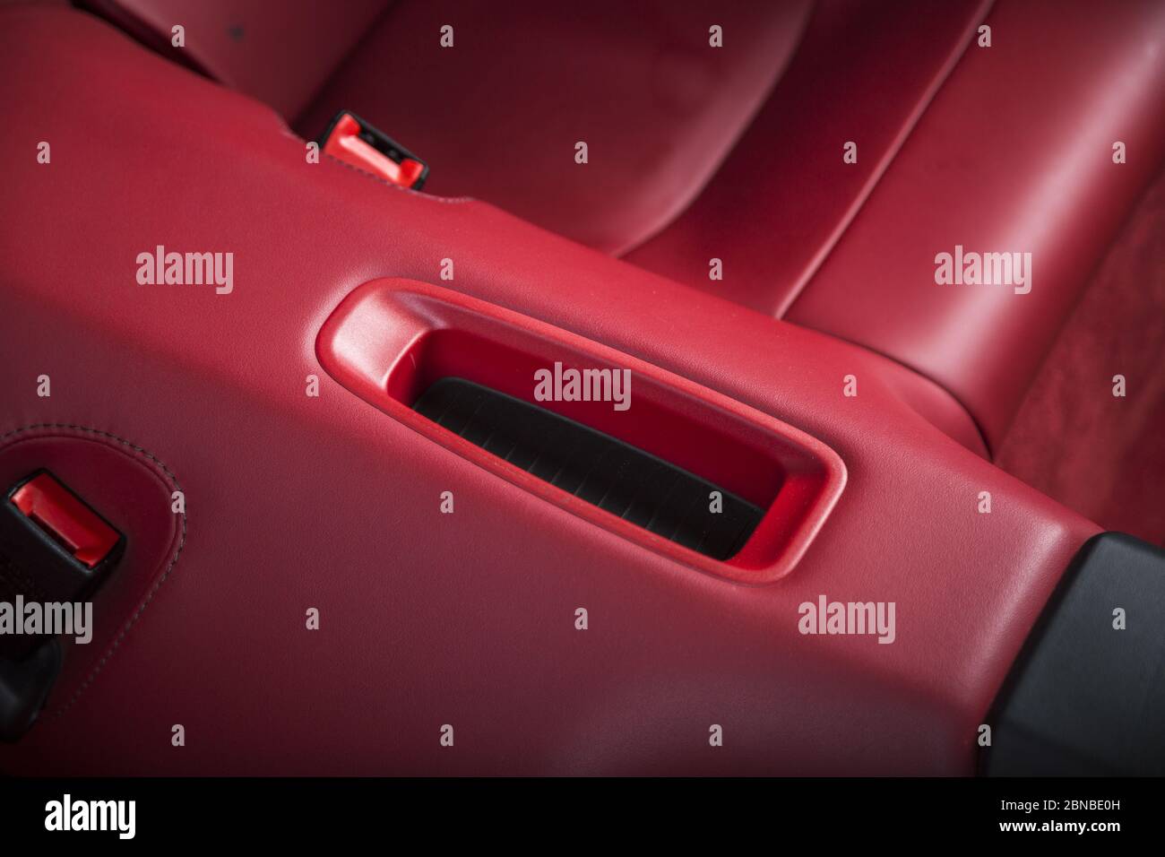 Primo piano dell'interno rosso di uno sport moderno auto Foto Stock