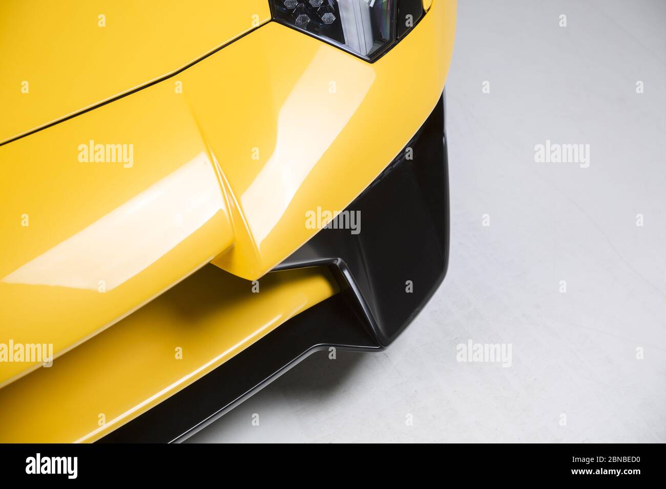 Primo piano dei dettagli esterni di un giallo moderno auto sportiva Foto Stock