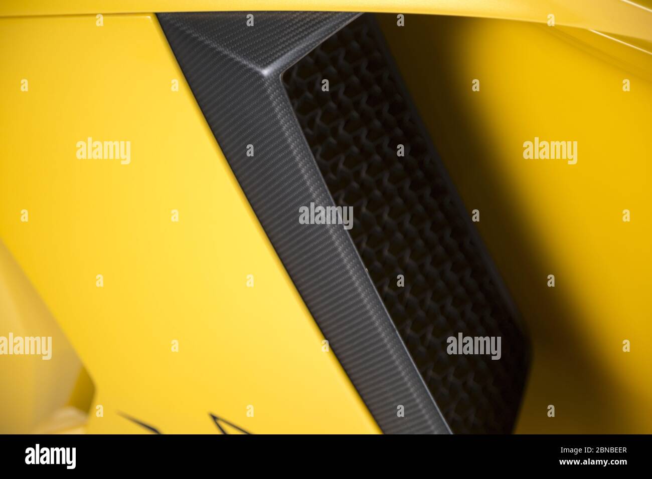 Primo piano dei dettagli esterni di un giallo moderno auto sportiva Foto Stock